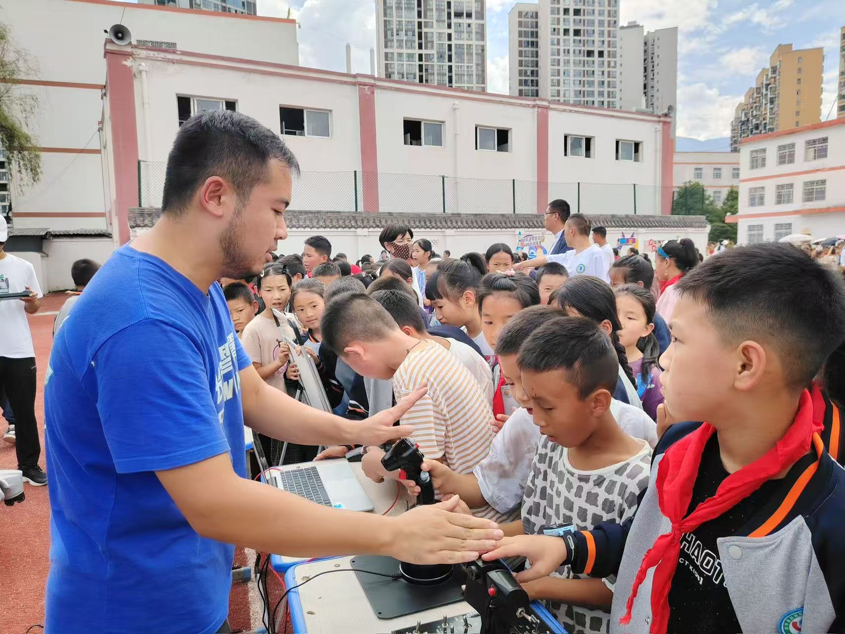 铭记历史,科技强国:越城镇中心校举行首届科技节启动仪式
