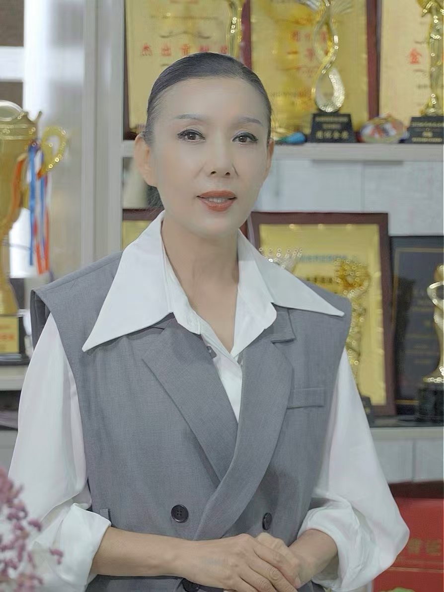 深耕国风文脉 扎根市井大地|亚视《华服中国行》专访艺术总监李馨(宝鸡专访纪实)