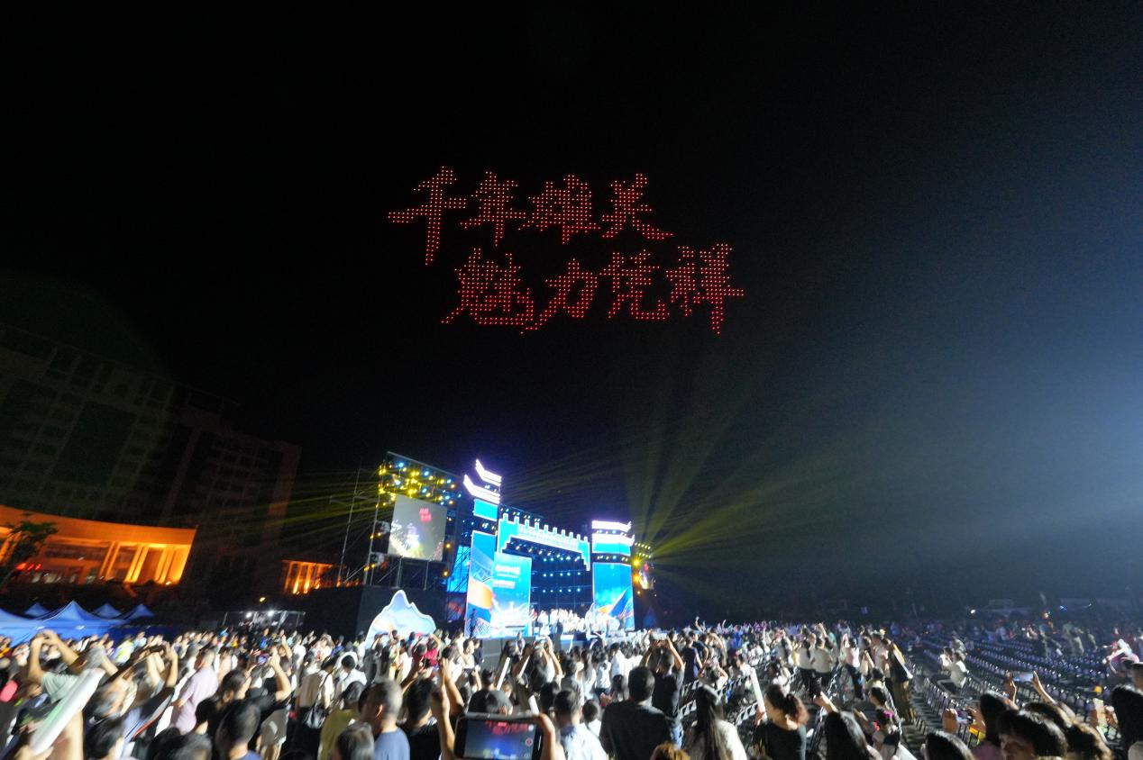 山水相连睦邻友好 边民大联欢文艺盛宴点燃凭祥之夜